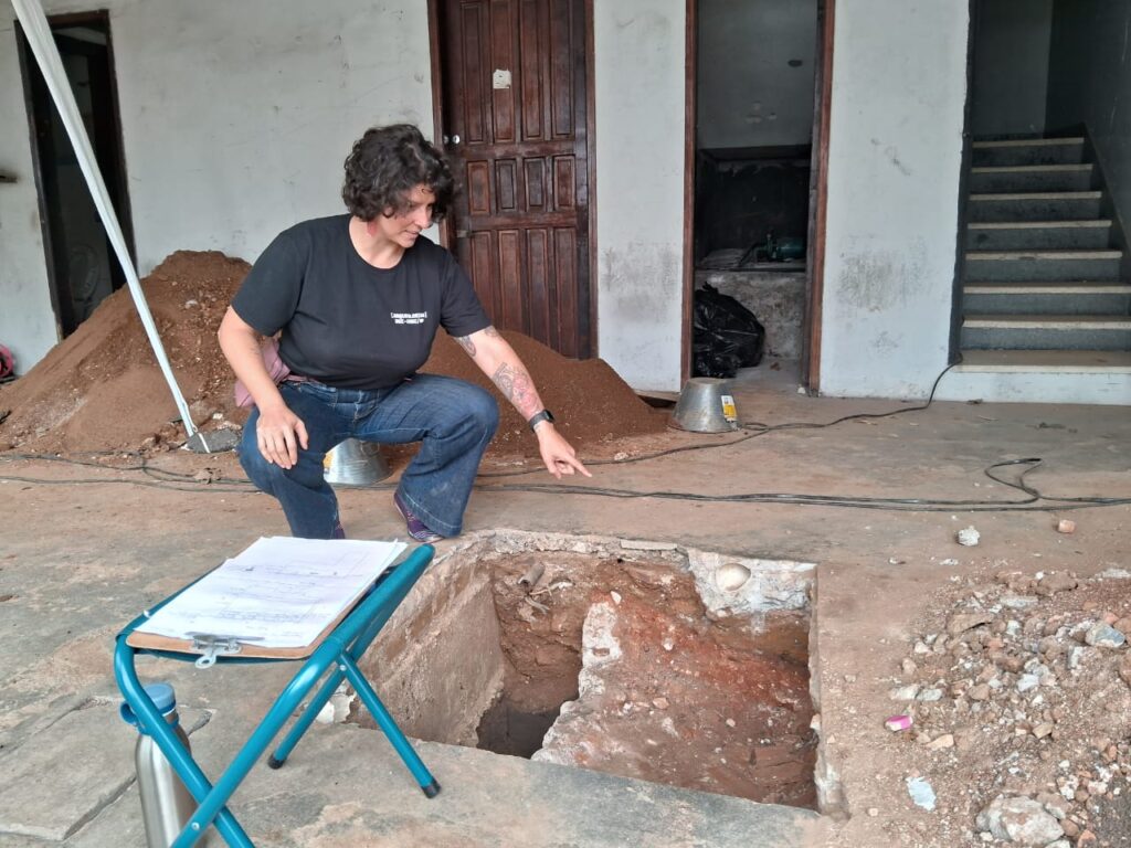 Deborah Neves, historiadora da Unifesp, coordenadora das escavações e integrante do Grupo de Trabalho (GT) Memorial DOI-Codi.