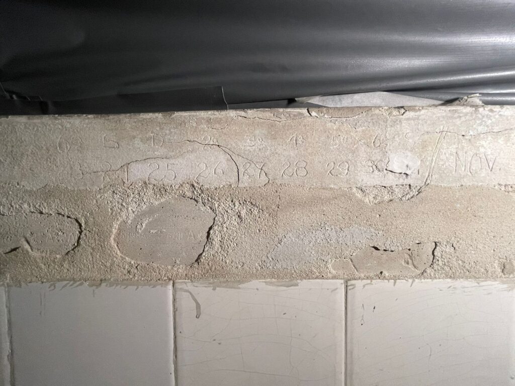 Calendário riscado na parede de um banheiro. Crédito: Equipe historiadora Deborah Neves