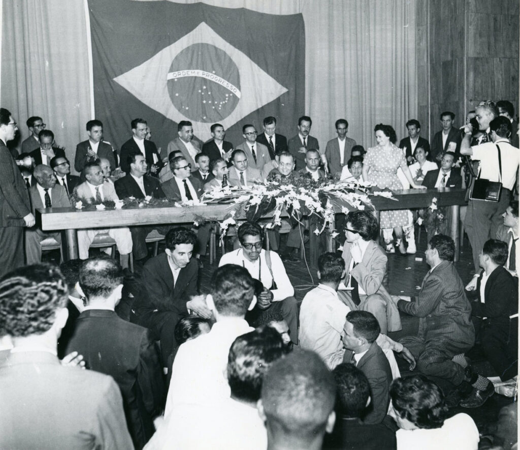 Encerramento do V Congresso do PCB no auditório da Associação Brasileira de IImprensa (ABI), RJ, setembro de 1960 [Acervo Iconographia]