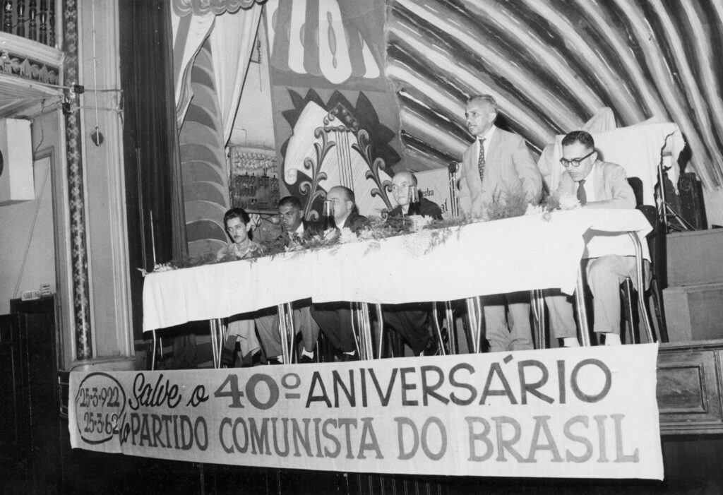 João Amazonas discursa nas comemorações dos 40 anos de fundação do PC do B, 1962 [Acervo Iconographia]