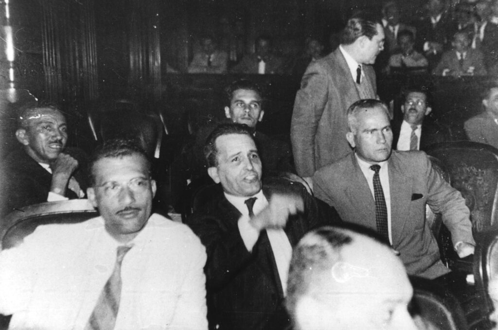 Marighella na bancada comunista da Assembléia Constituinte, 1946, com Prestes e Gregório Bezerra [Acervo Iconographia]-