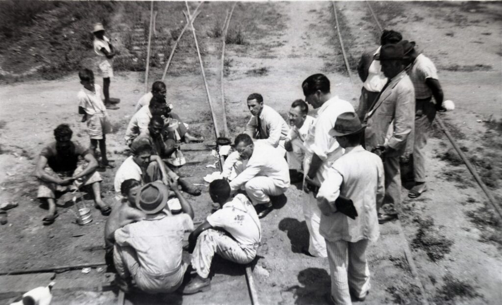 O deputado Marighella, ao centro, conversa com trabalhadores, c. 1946 [Acervo Iconographia]