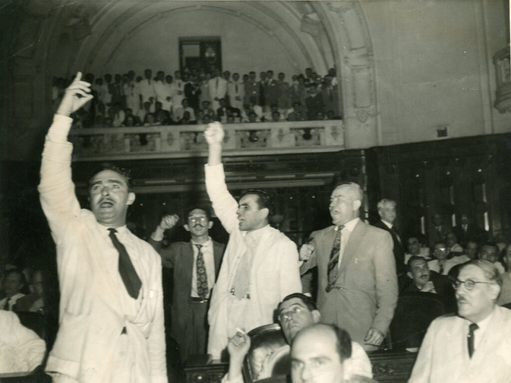 Parlamentares comunistas protestam contra a cassação dos mandatos, RJ, 10 de janeiro de 1948 [Acervo Iconographia]